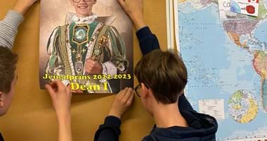 Prins Dean Hangt Zijn Eigen Poster Op